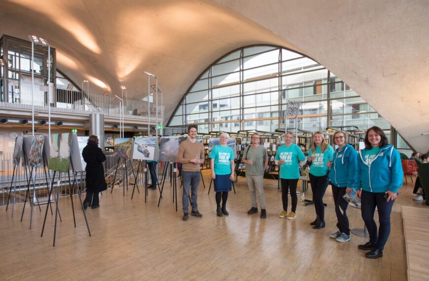Fotoutstillingen «KYSTEN VÅR» åpnet søndag 18. oktober på Tromsø Bibliotek